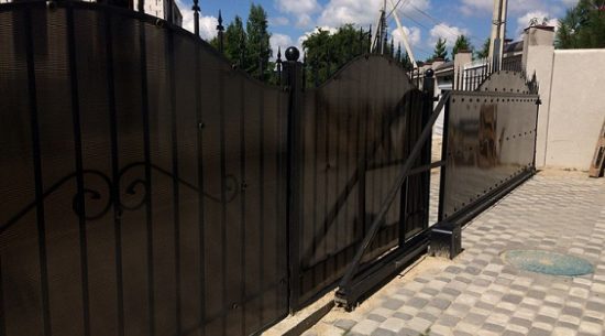 бронзовый поликарбонат на заборе